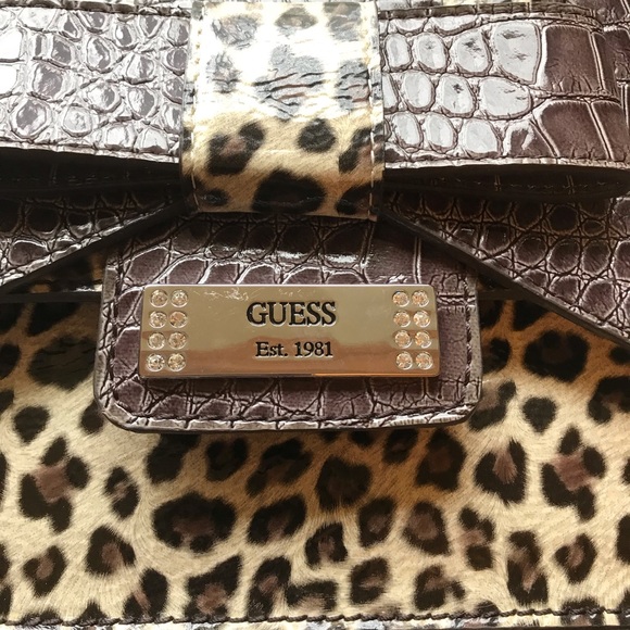 GUESS Special 🍂Edition - Picture 3 of 6